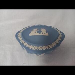 Wedgwood Jasperware Trinket Box Oval Scalloped Cherubs
